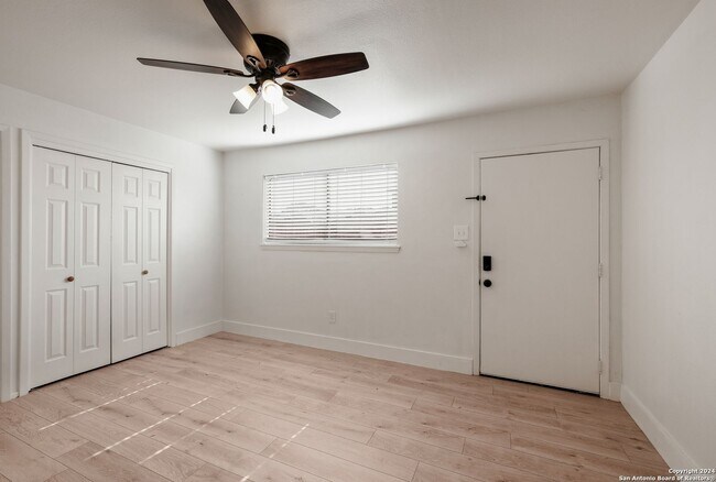 Building Photo - Charming 2/2 in the heart of Boerne!