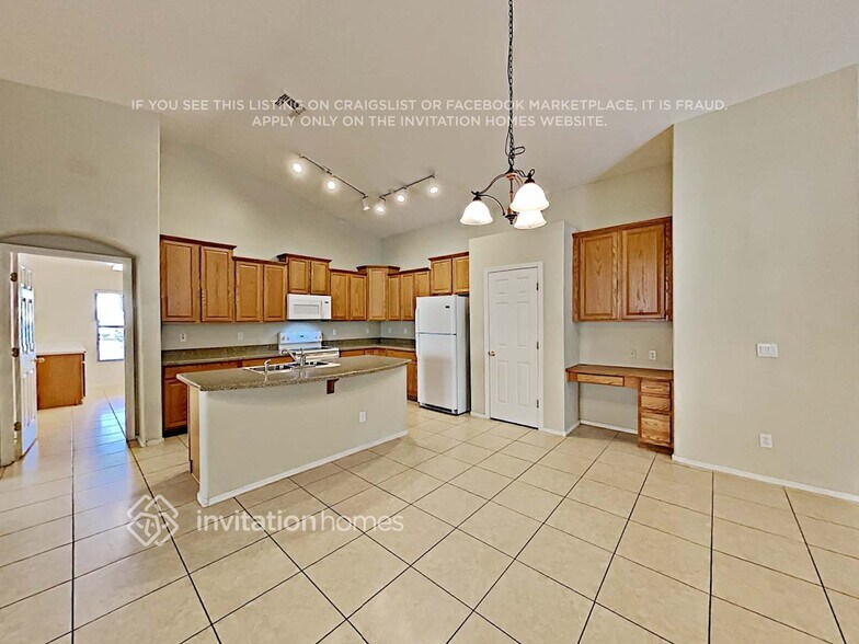 Building Photo - 11577 W Yuma St