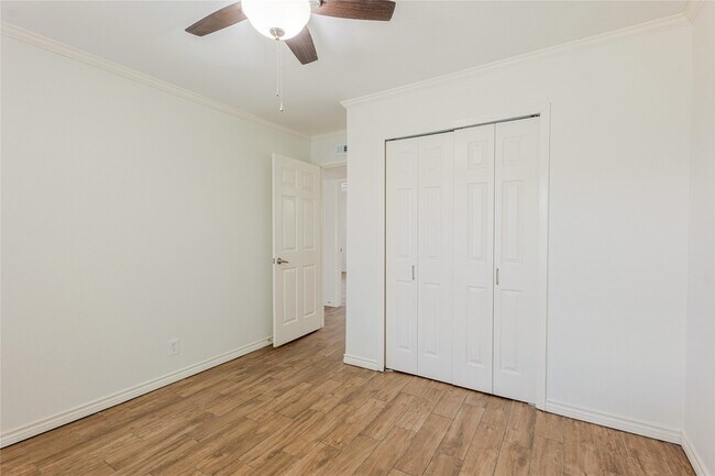 Building Photo - 11839 High Meadow Dr