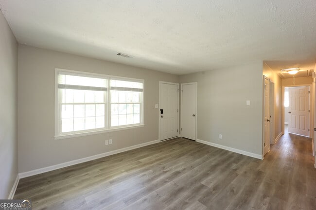 Building Photo - 8143 Huntington Dr