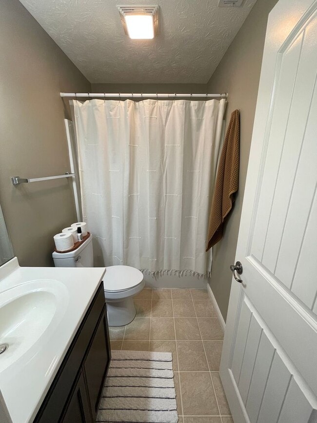 Building Photo - 3 Bedroom House and Fenced in Yard Availab...