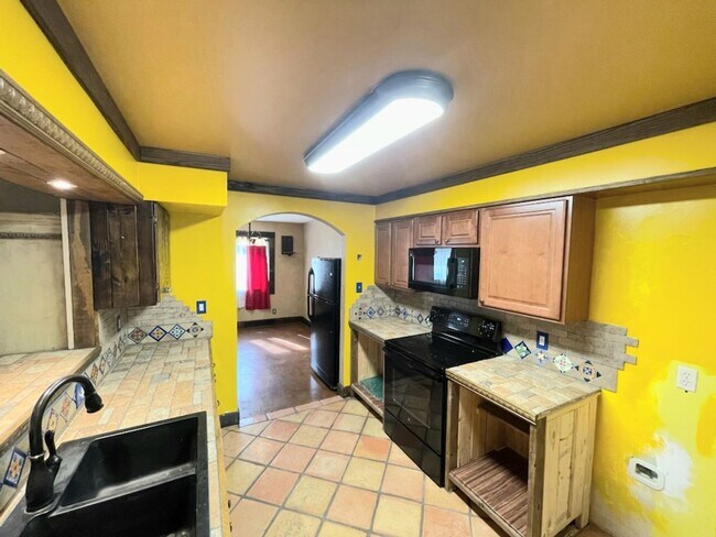 Building Photo - Beautiful home with lots of exterior space!