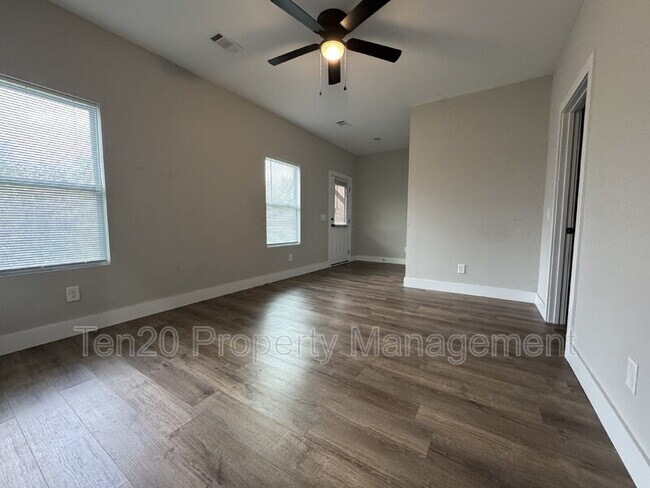 Building Photo - 1346 Ingersoll Dr