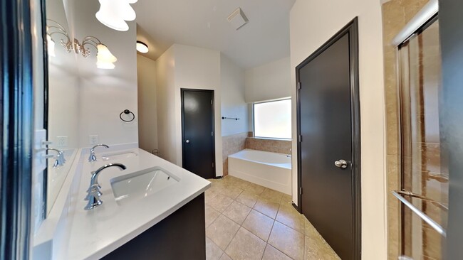 Building Photo - Beautifully Remodeled 4 Bedroom 2 Bathroom...