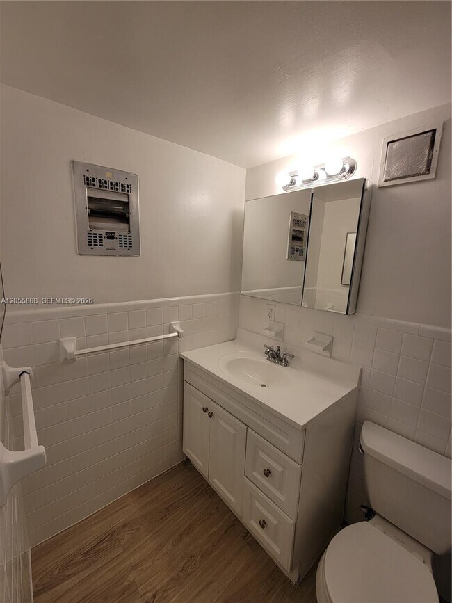 Building Photo - 441 Collins Ave