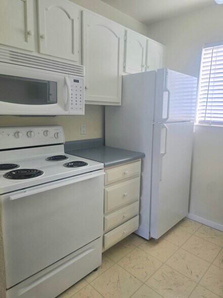 Building Photo - 3150 Lakeside Dr