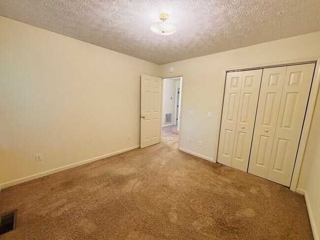 Building Photo - 205 Broce Dr