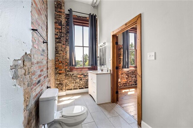 Building Photo - 558 St Francis St