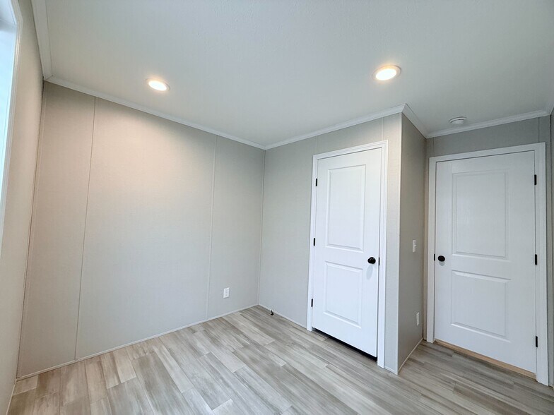 Building Photo - 52962 N Yorktown Ct