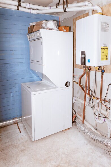 Building Photo - 327 S Adams St