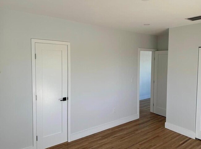 Building Photo - 170 W 58th St