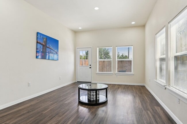 Building Photo - Spacious Custom New Build- 4 Bed 2 Bath Ho...