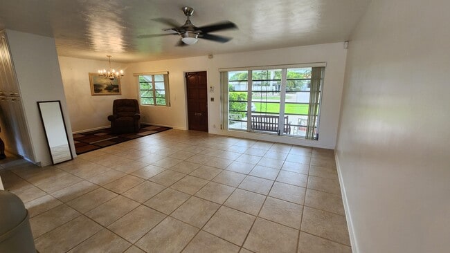 Building Photo - 225 E Ilex Dr