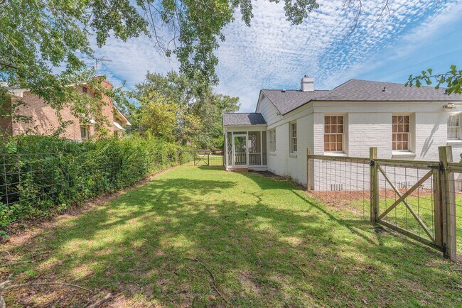 Building Photo - Charming 3-bedroom/2-bath single-family ho...