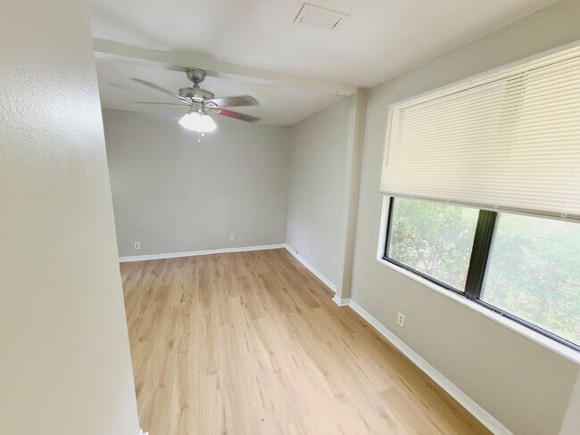 Building Photo - Three Bedroom One Bathroom Cottage in Palmetto Park, St. Petersburg