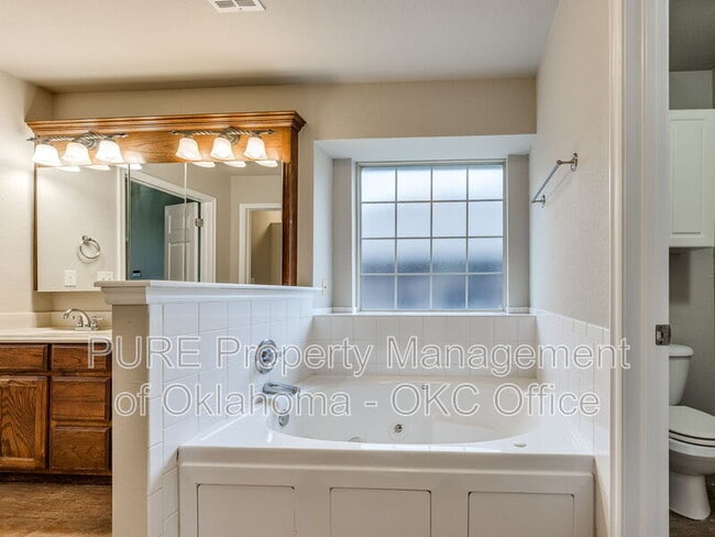 Building Photo - 1605 SW 33RD St