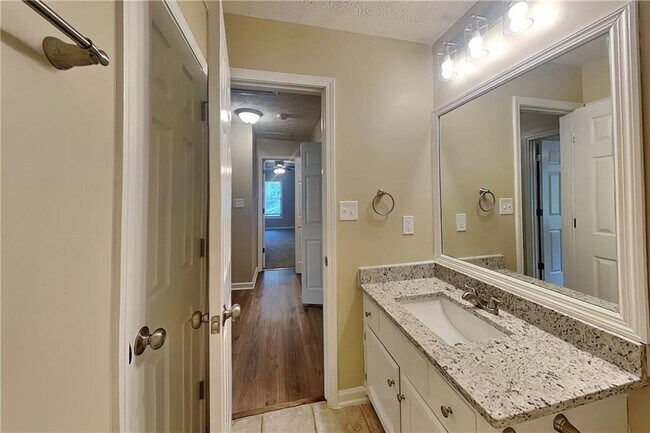 Building Photo - 211 Mill Pointe Dr