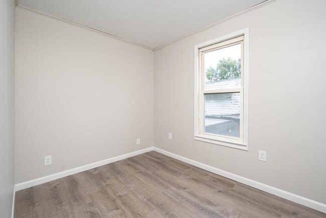 Building Photo - 719 5th Ave