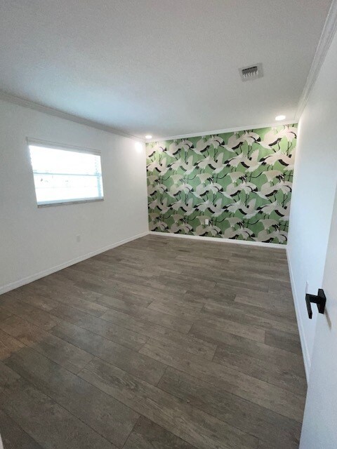 Building Photo - 8811 Bay Pointe Dr