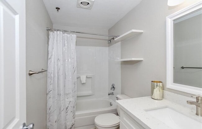 Building Photo - 3 Bed 2 Bath Condo is Available for Rent!