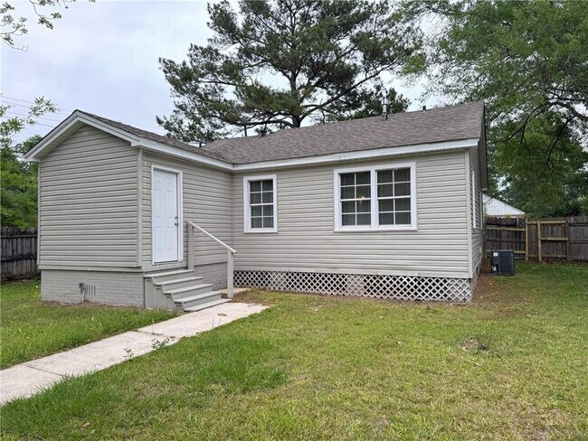 Building Photo - 900 Courtney St