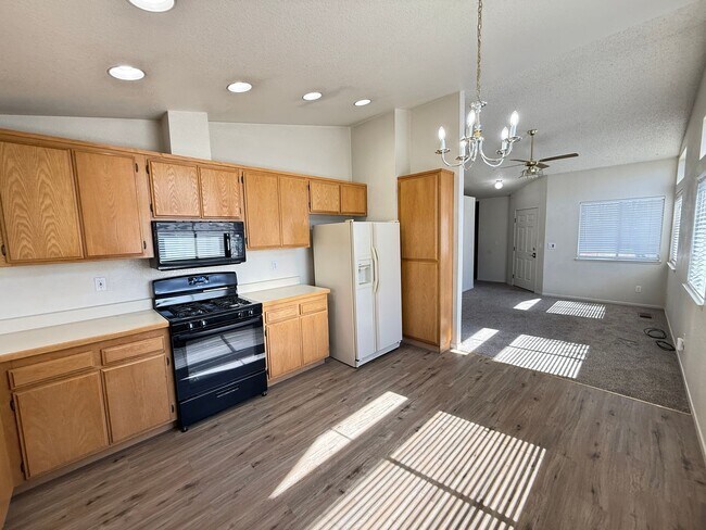 Building Photo - 3 bedroom, 2 bath home