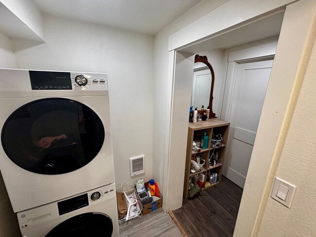 Building Photo - 202 E 7th St