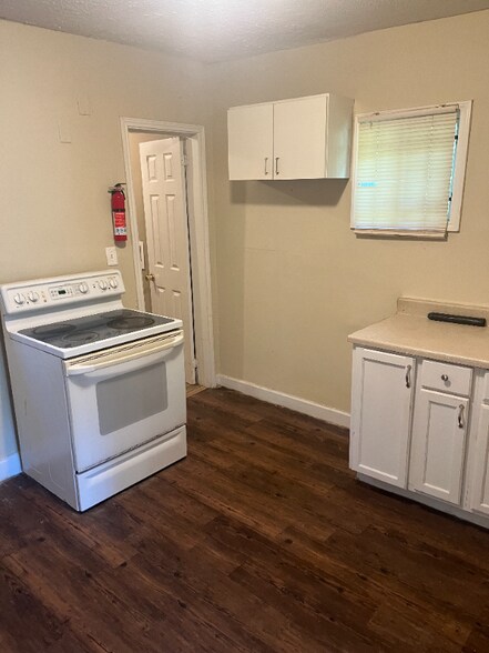 Building Photo - 215 Vandergriff St