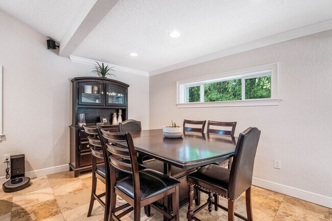 Building Photo - Hourglass District ~ Gorgeous 3/2.5 home w...