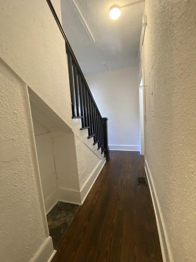 Building Photo - 841 Vedado Way NE