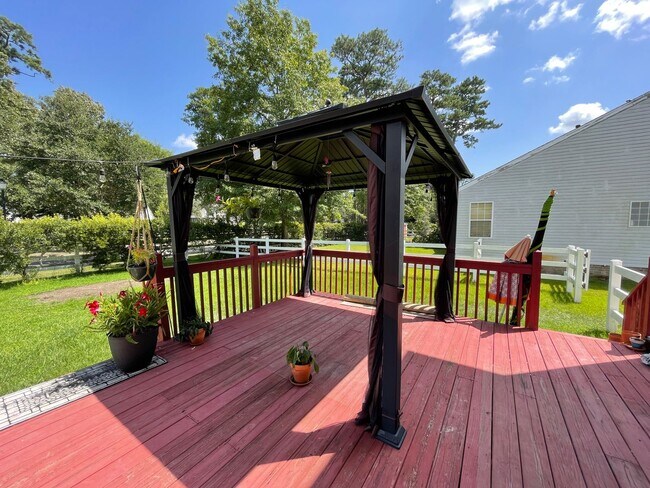Building Photo - Beautiful large Castleton home