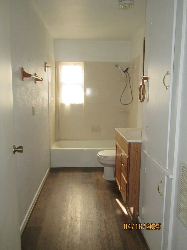 Building Photo - HOUSE -- 3 bedrooms, 2 bathrooms