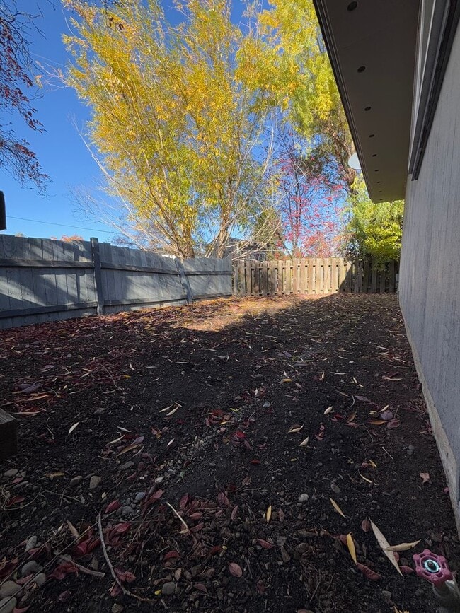 Building Photo - Spacious 6 Bedroom, 3 Bathroom Home Near CWU