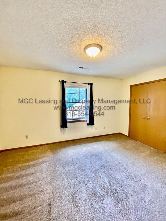 Building Photo - Spacious Lee's Summit Townhome- Sign a 15-...
