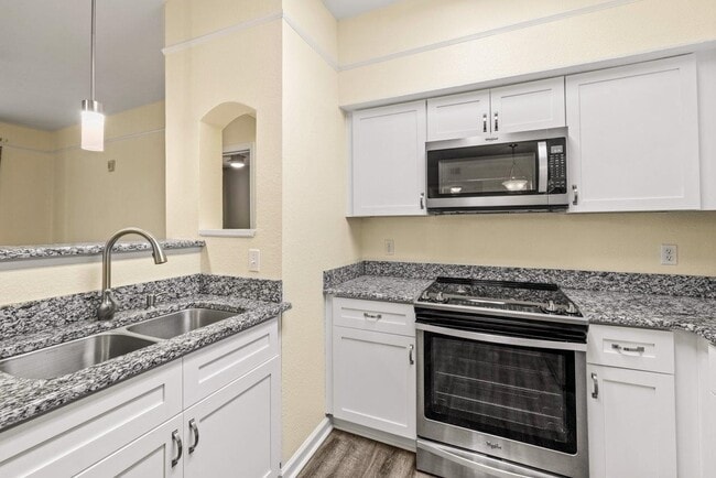 Building Photo - 2801 Chancellorsville Dr