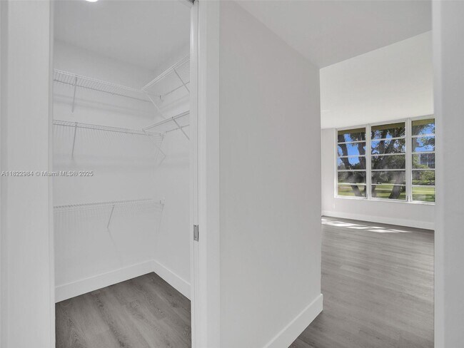 Building Photo - 3700 Oaks Clubhouse Dr