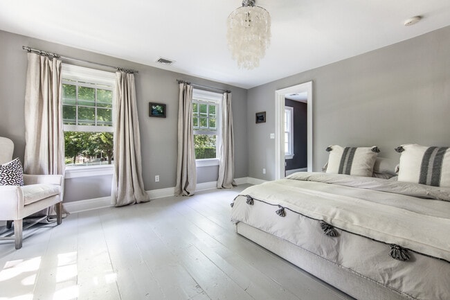 Building Photo - 274 Main St