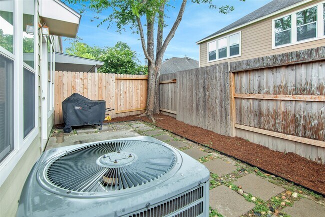 Building Photo - 16518 Strathmore Manor Ln