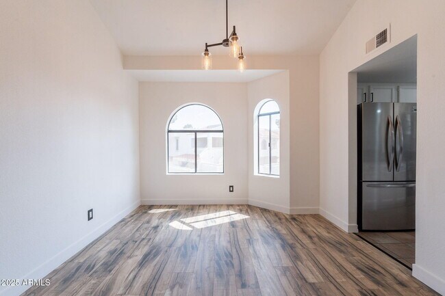Building Photo - 850 S River Dr