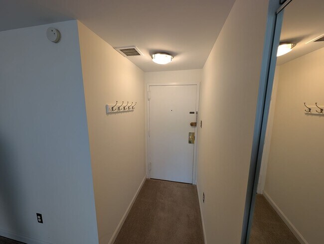 Building Photo - River Place Unit in Rosslyn!