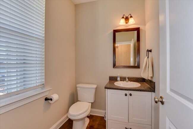 Building Photo - 3 Bedroom 2.5 Bath in Canterbury Farms!