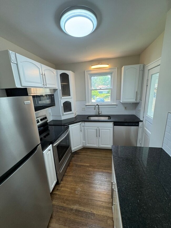 BRAND NEW UPDATES! 3 BEDROOMS / 1.5 BATHS... - BRAND NEW UPDATES!  3 BEDROOMS / 1.5 BATHS...