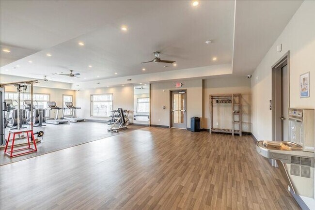Building Photo - 1305 River View Ln