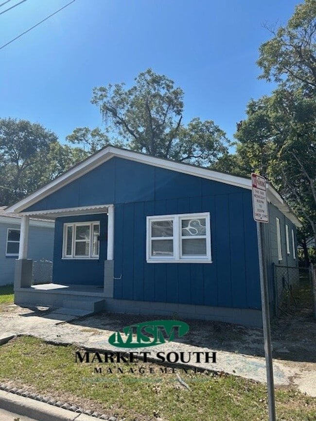 Building Photo - Cozy Cottage on Vine Street