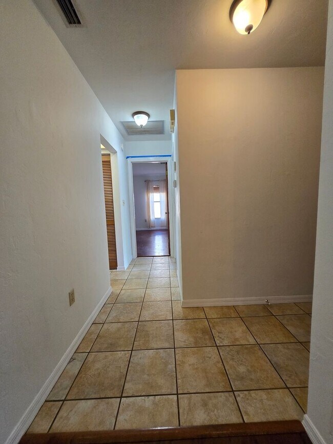 Building Photo - Springtree - Beautiful, spacious home