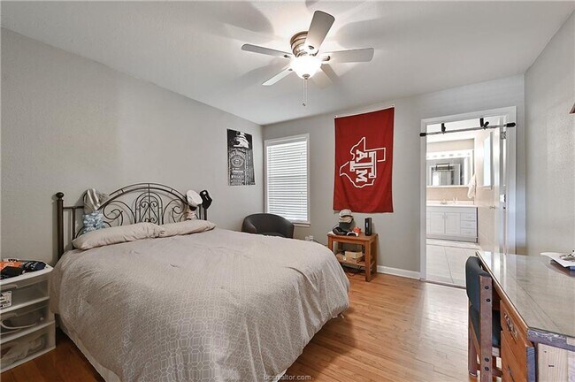 Building Photo - AUGUST PRE-LEASE!! 4 bed, 3 bath house on HUGE lot walking distance to Texas A&M!