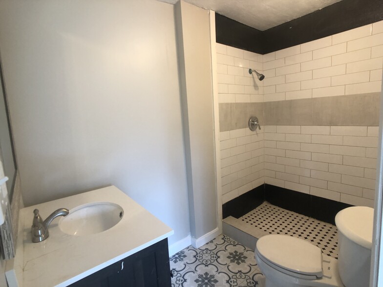 bathroom - 124 Parker St