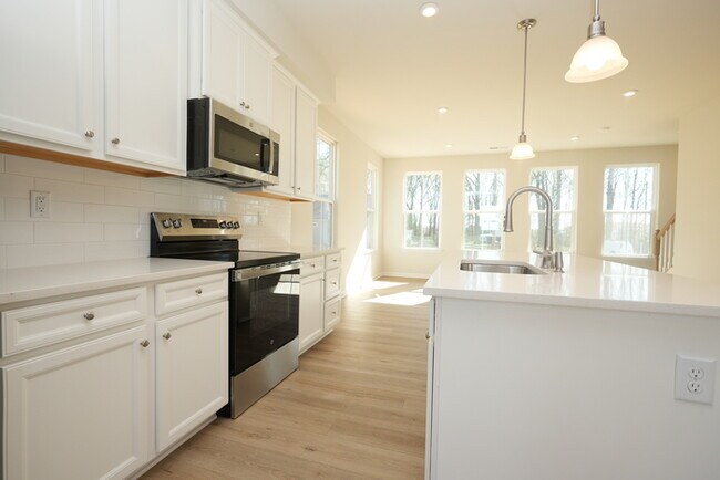 Building Photo - A large spacious home in Arbor St!