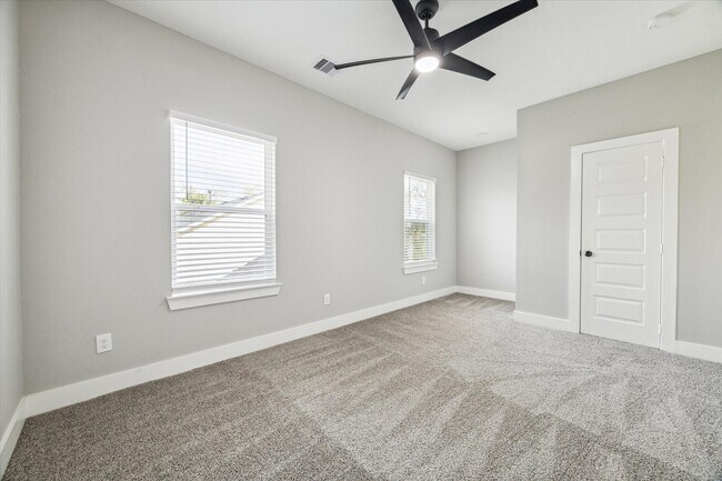 Building Photo - 926 Granville Dr