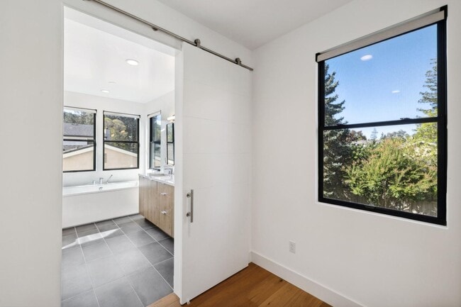 Building Photo - Luxurious Modern Single Family Home in West Menlo Park Available Now!